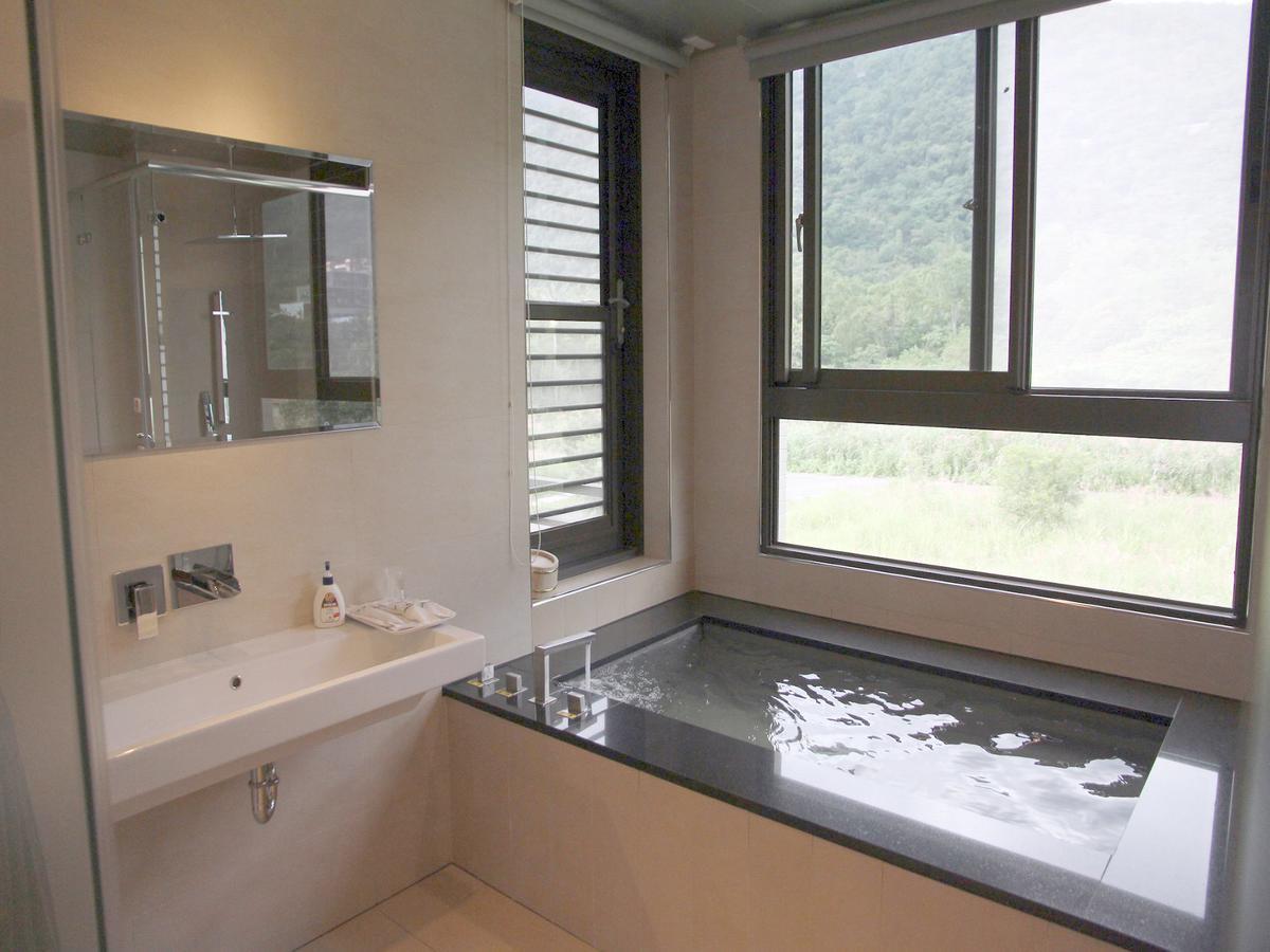 Peace Area Hot Spring Hotel Jiaoxi Exteriör bild